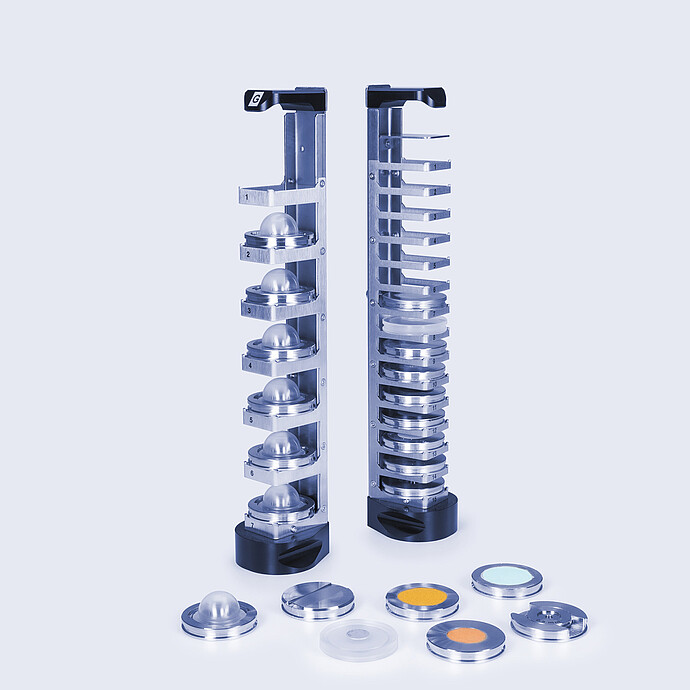 与 XRDynamic Autosampler 配合使用的两个进样盘和各种样品架，排列在浅色背景上。